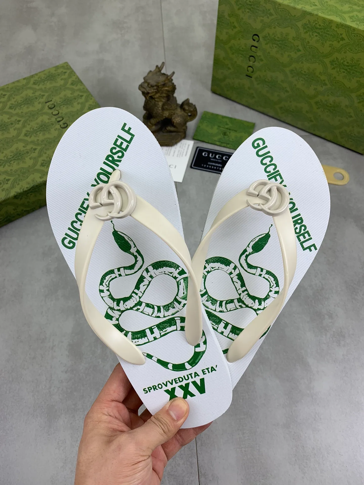 Men's men's shoes 💰P220💰【New style】🆘【GUCCI】Official website's popular Gucci adult couple 🧑‍🤝‍🧑 style, children's flip-flops are on sale at the counter simultaneously! Original fabric imported from Italy. Original bottom provided by the original factory. Size: Adult 36-45. Children’s size: 30-37. Multiple colors available.